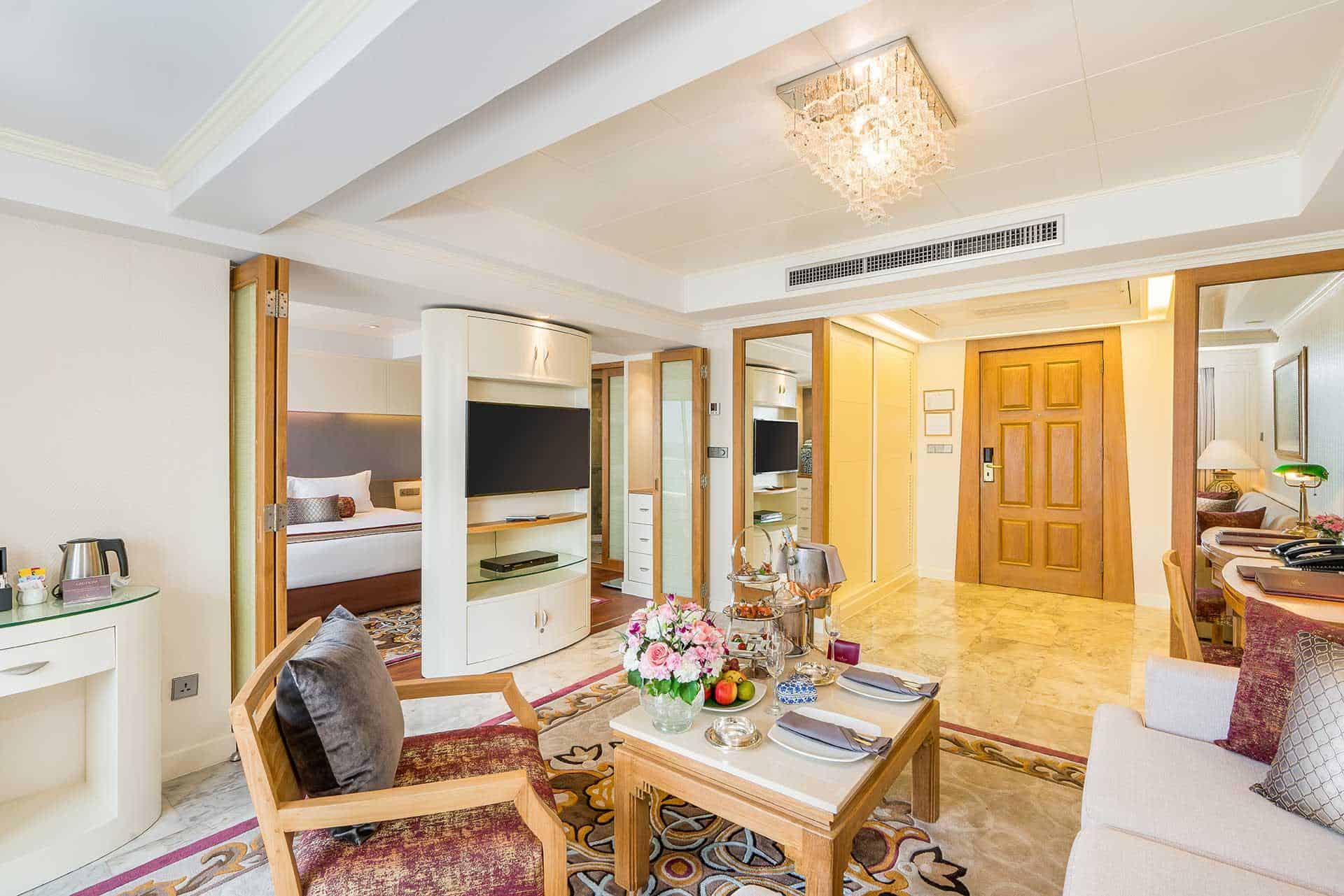 Royal-Wing-Suite-03
