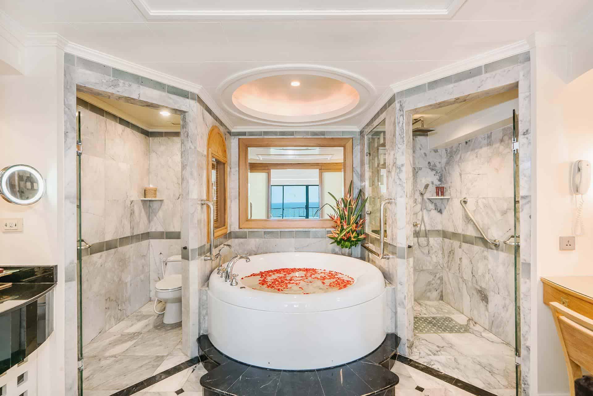 Royal-Wing-Suite-07