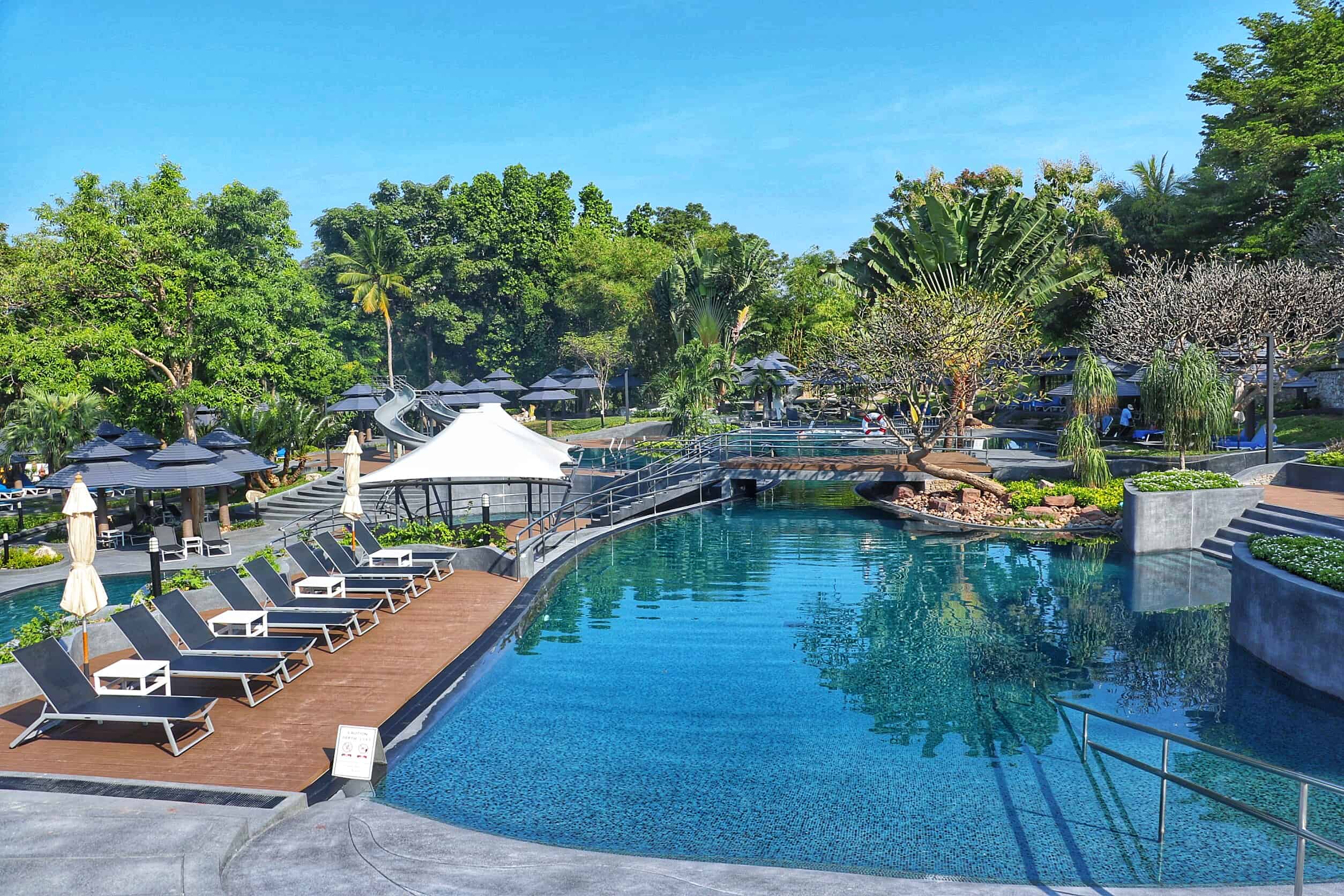 24_Facilities-Swimming Pool@Royal Wing