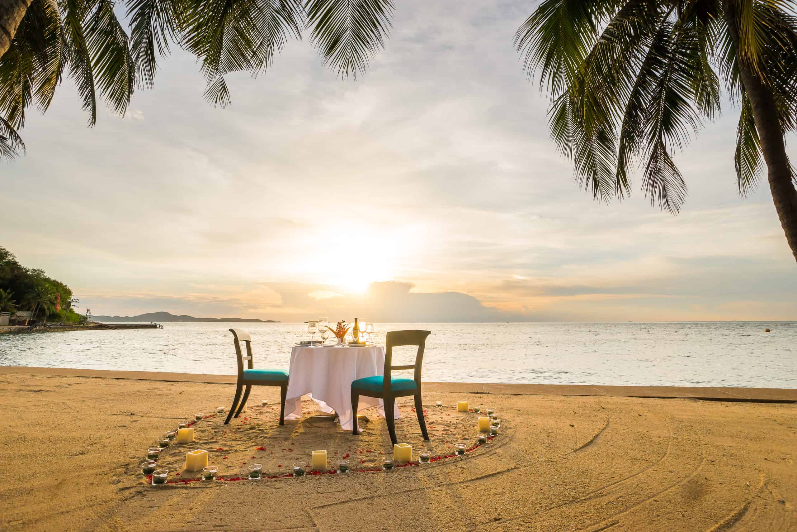romantic dinner for couple on royal cliff beach