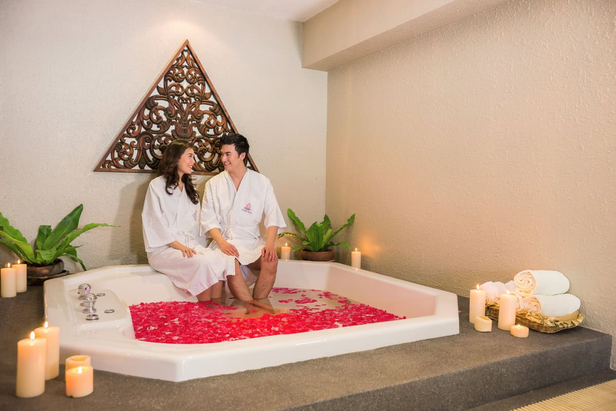couple enjoying a soothing bath at our spa in pattaya