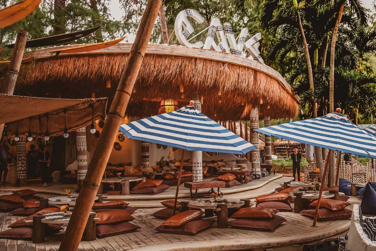 cave seaside restaurant in pattaya