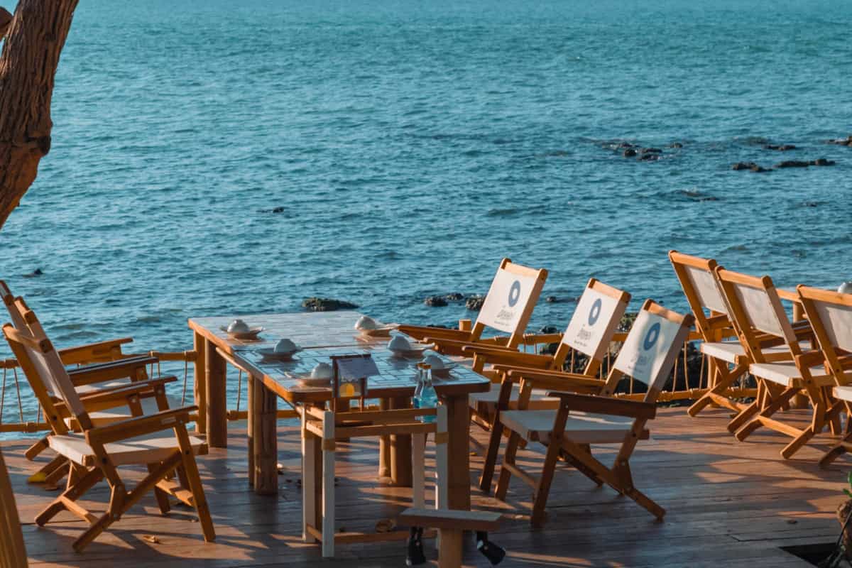 dining near the ocean at oxygen pattaya