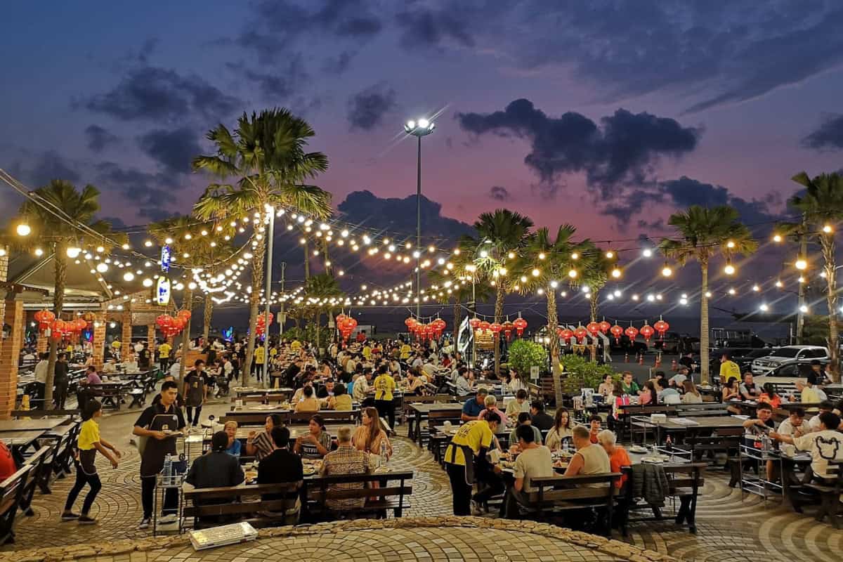 outdoor eating area of pupen seafood restaurant in pattaya