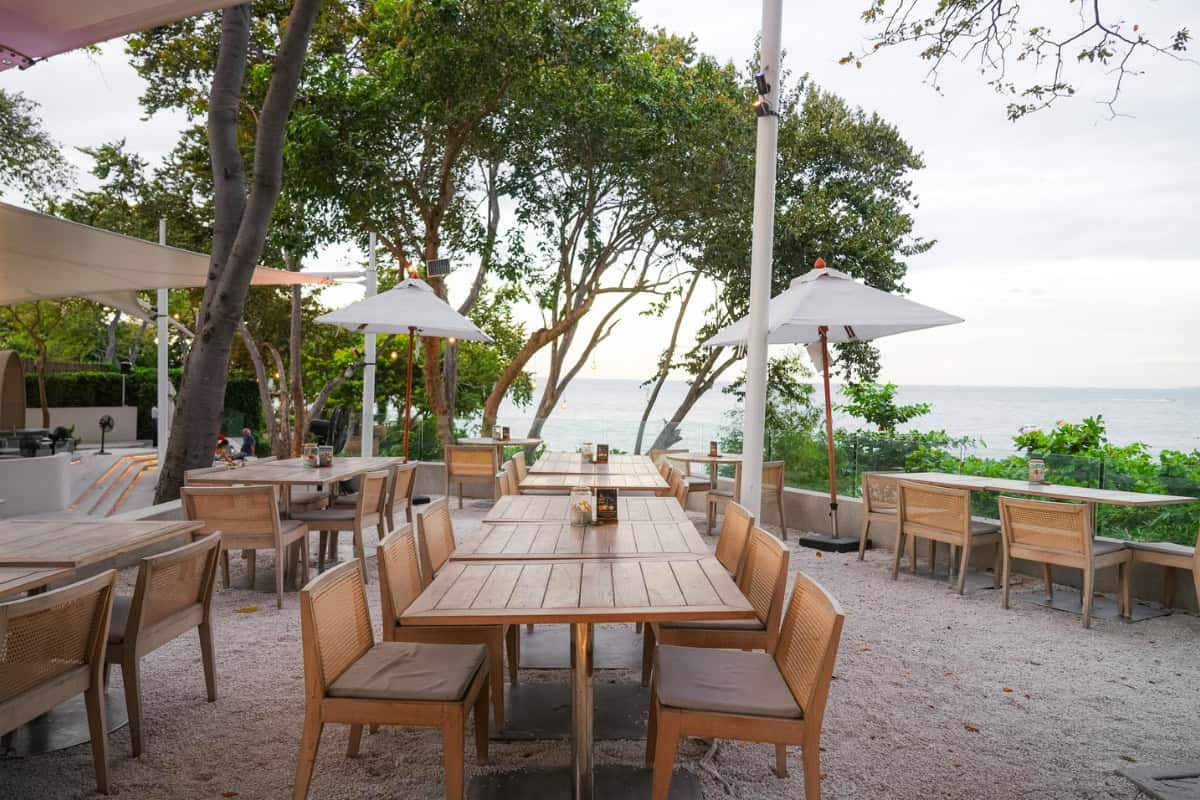 outdoor area at the kliff beach bar in pattaya