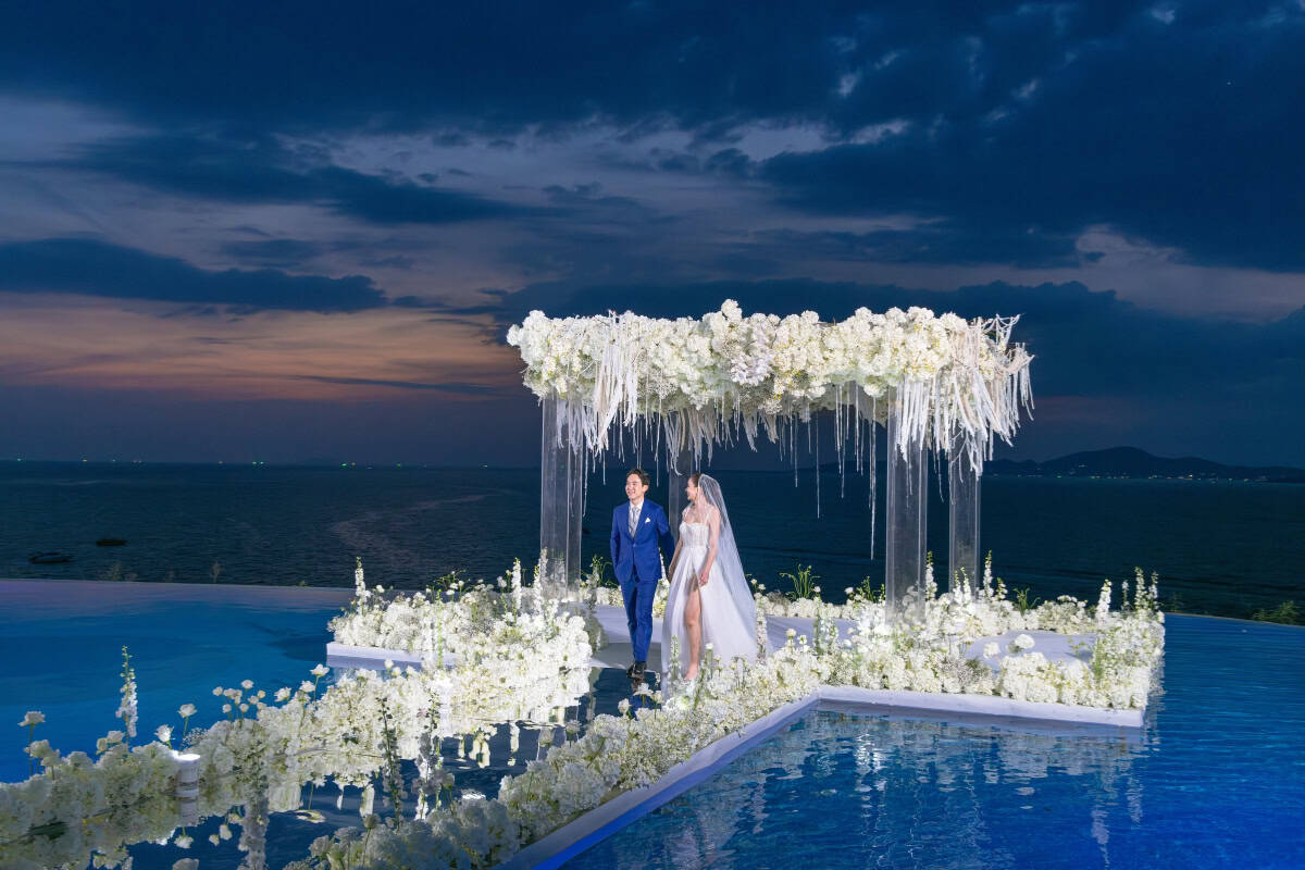 dreamlike floating stage on pool for weddings in pattaya