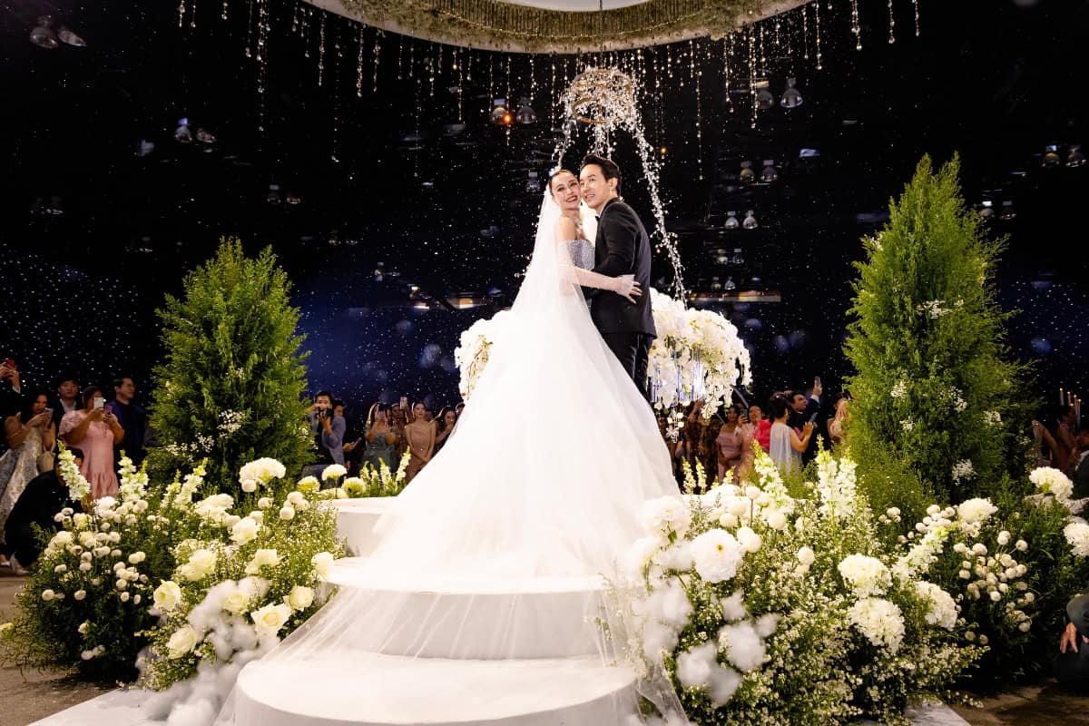 khun gap and khun benz on stage happily married